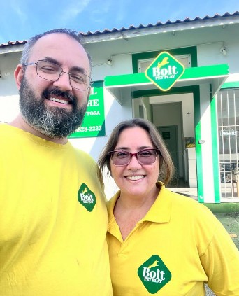 Cão feliz no Bolt Pet Play